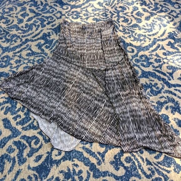 Dunia asymmetrical skirt size small black and white lines throughout - Picture 1 of 7